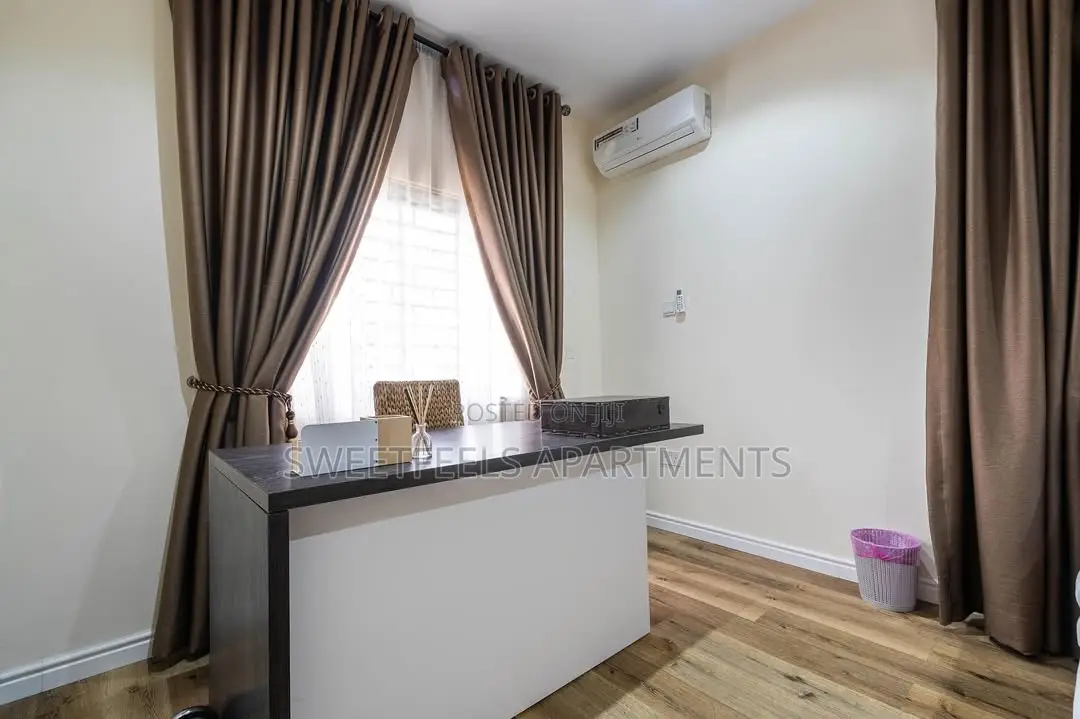 Silver Spacious 3 Bedroom Penthouse With Top Notch Amenities in Osapa london