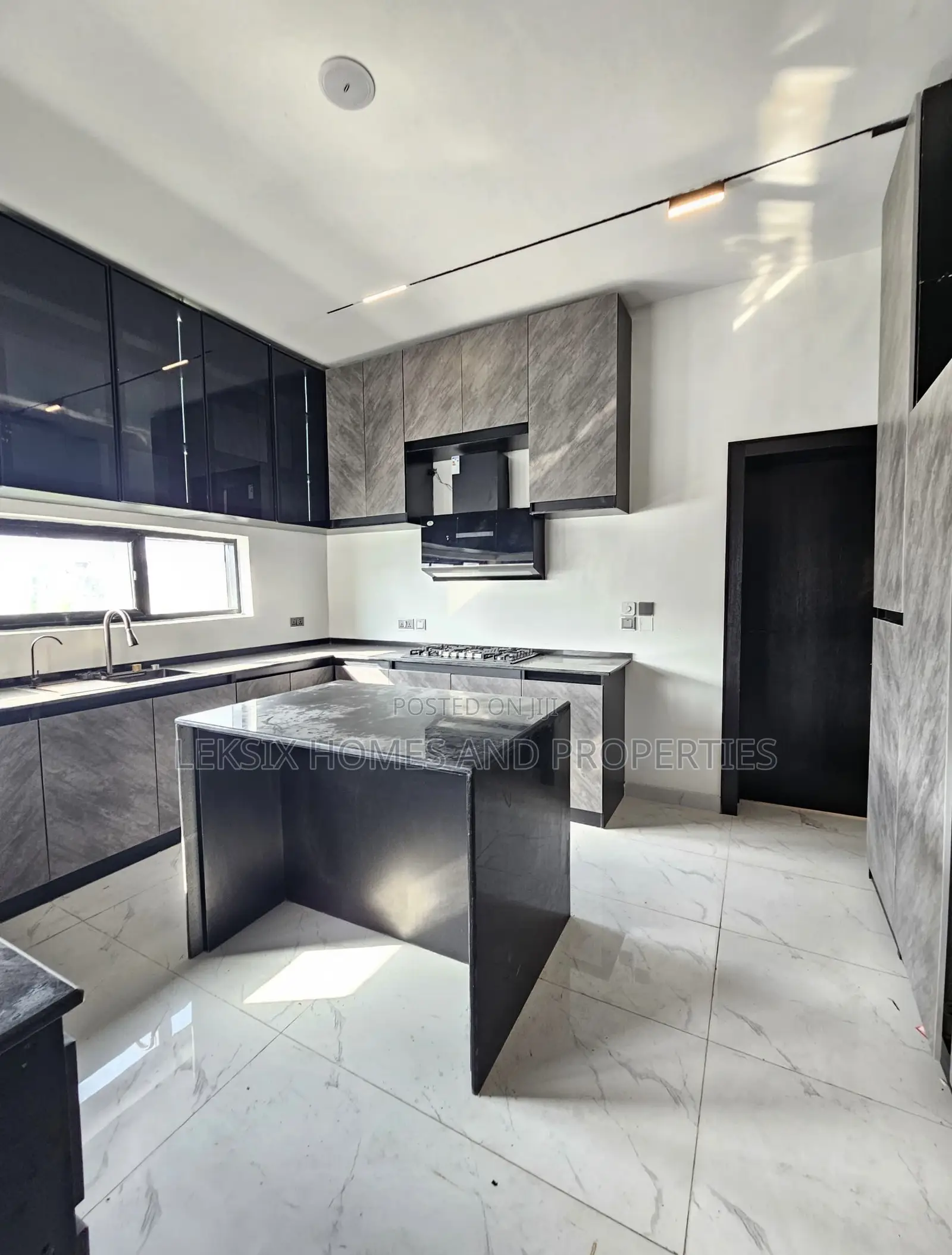 5bdrm Duplex in A Well Secured, Lekki Phase 1 for sale in Lekki Phase 1