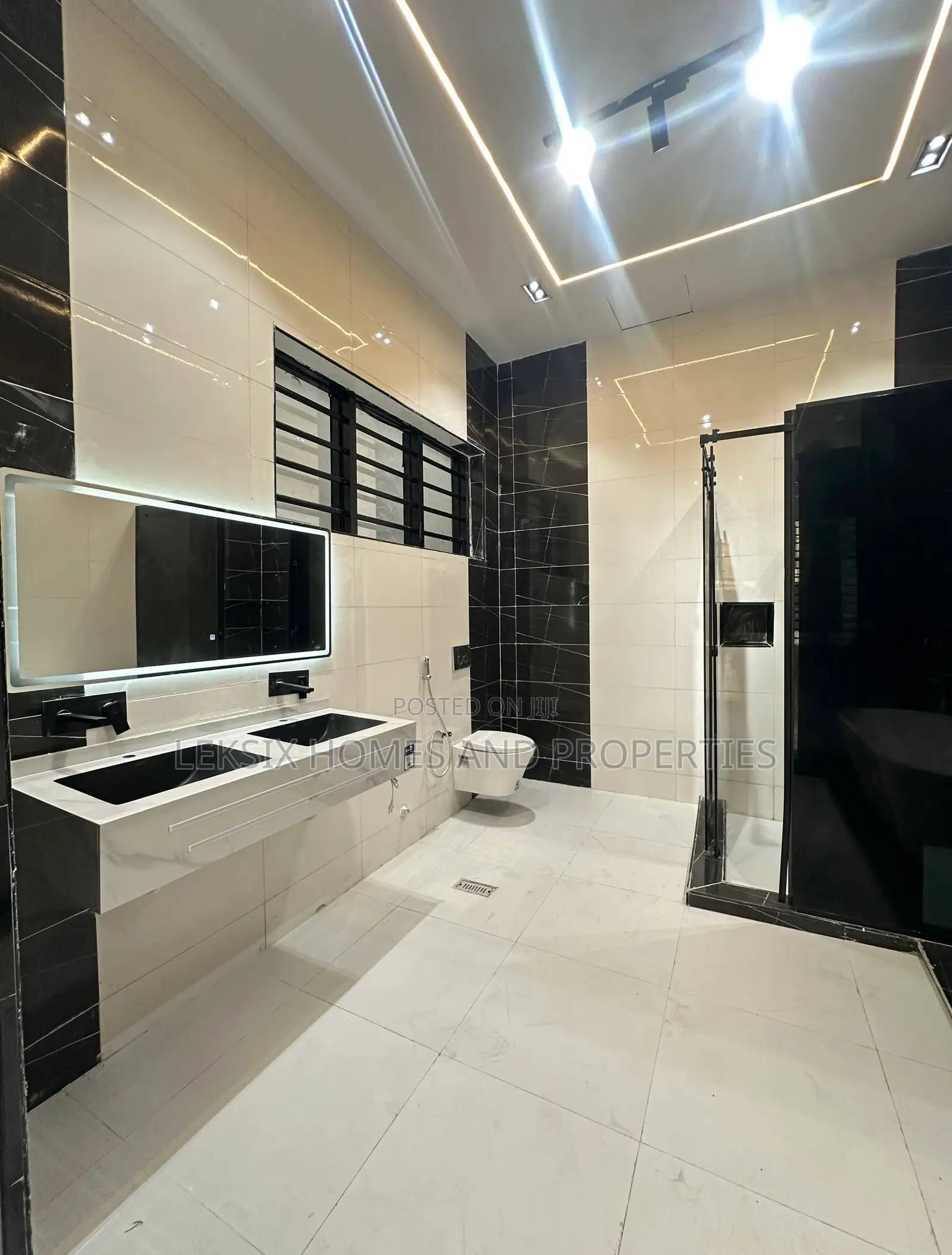 5bdrm Duplex in A Well Secured, Chevron for sale in Chevron