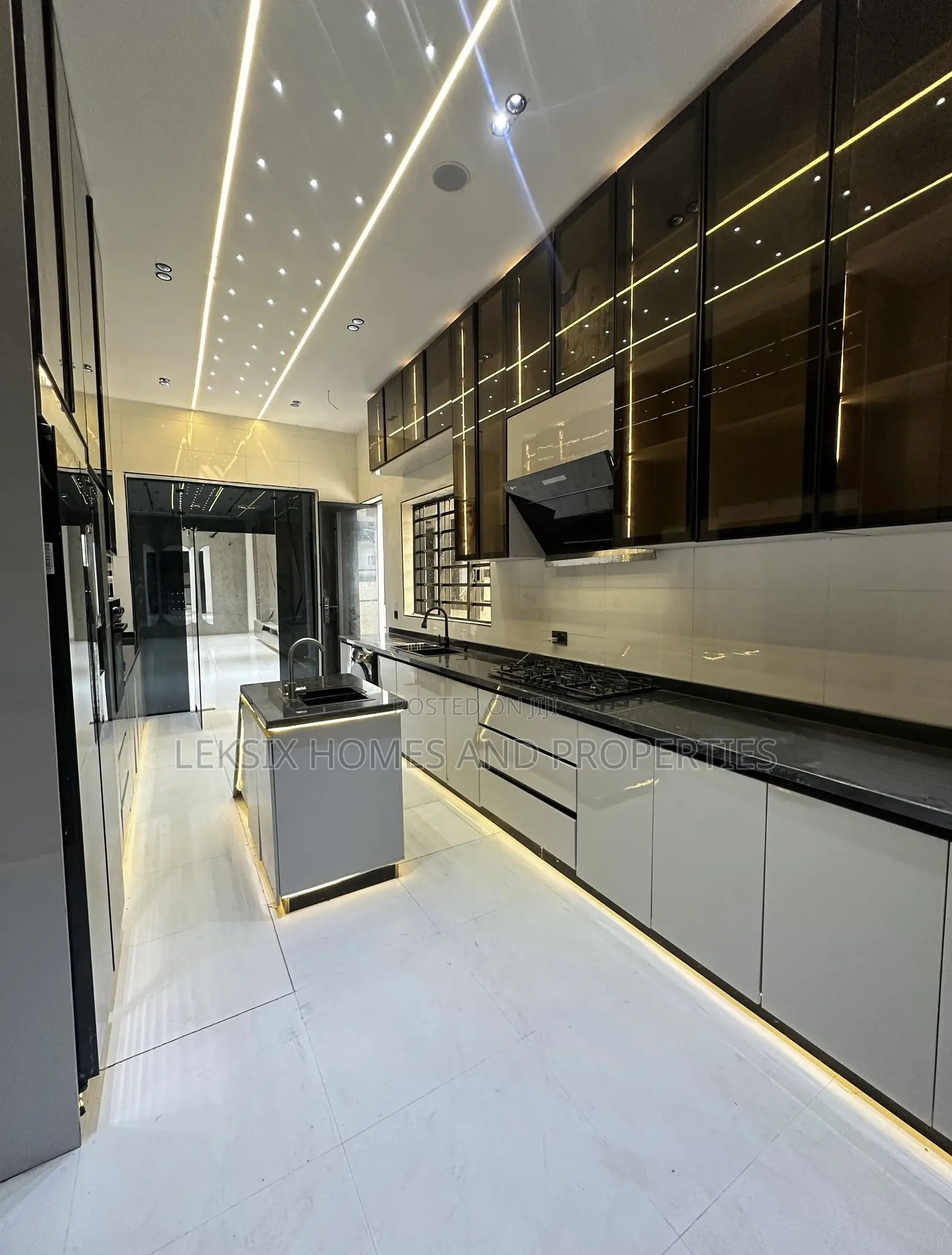 5bdrm Duplex in A Well Secured, Chevron for sale in Chevron