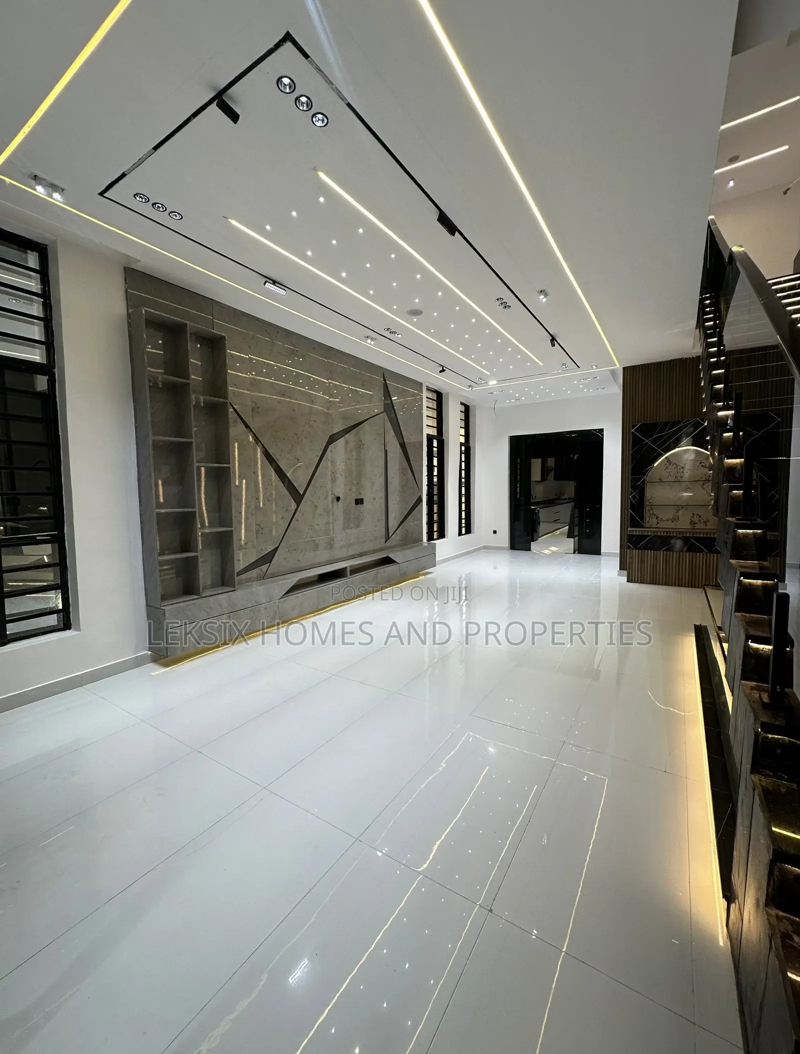 5bdrm Duplex in A Well Secured, Chevron for sale in Chevron
