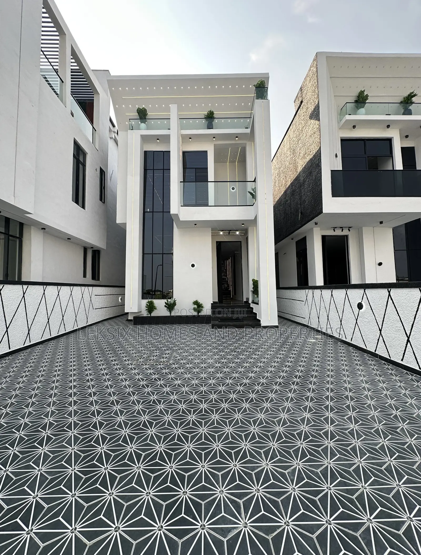 5bdrm Duplex in A Well Secured, Chevron for sale in Chevron