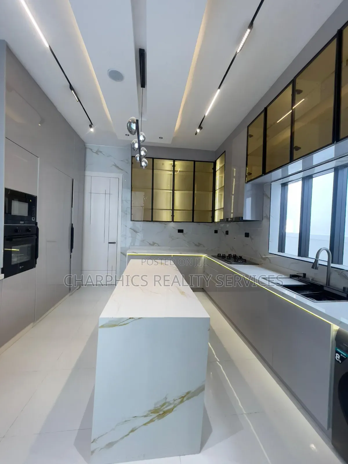 5bdrm Duplex in Chevron for sale in Chevron