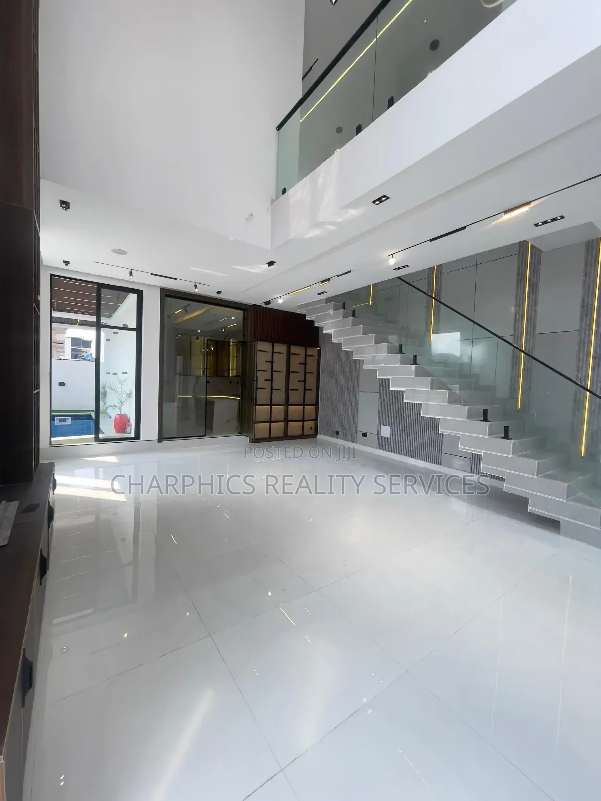 5bdrm Duplex in Chevron for sale in Chevron