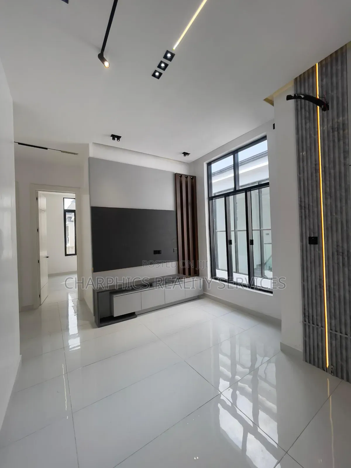 5bdrm Duplex in Chevron for sale in Chevron
