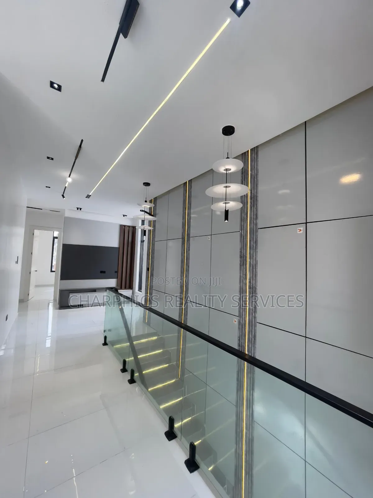 5bdrm Duplex in Chevron for sale in Chevron