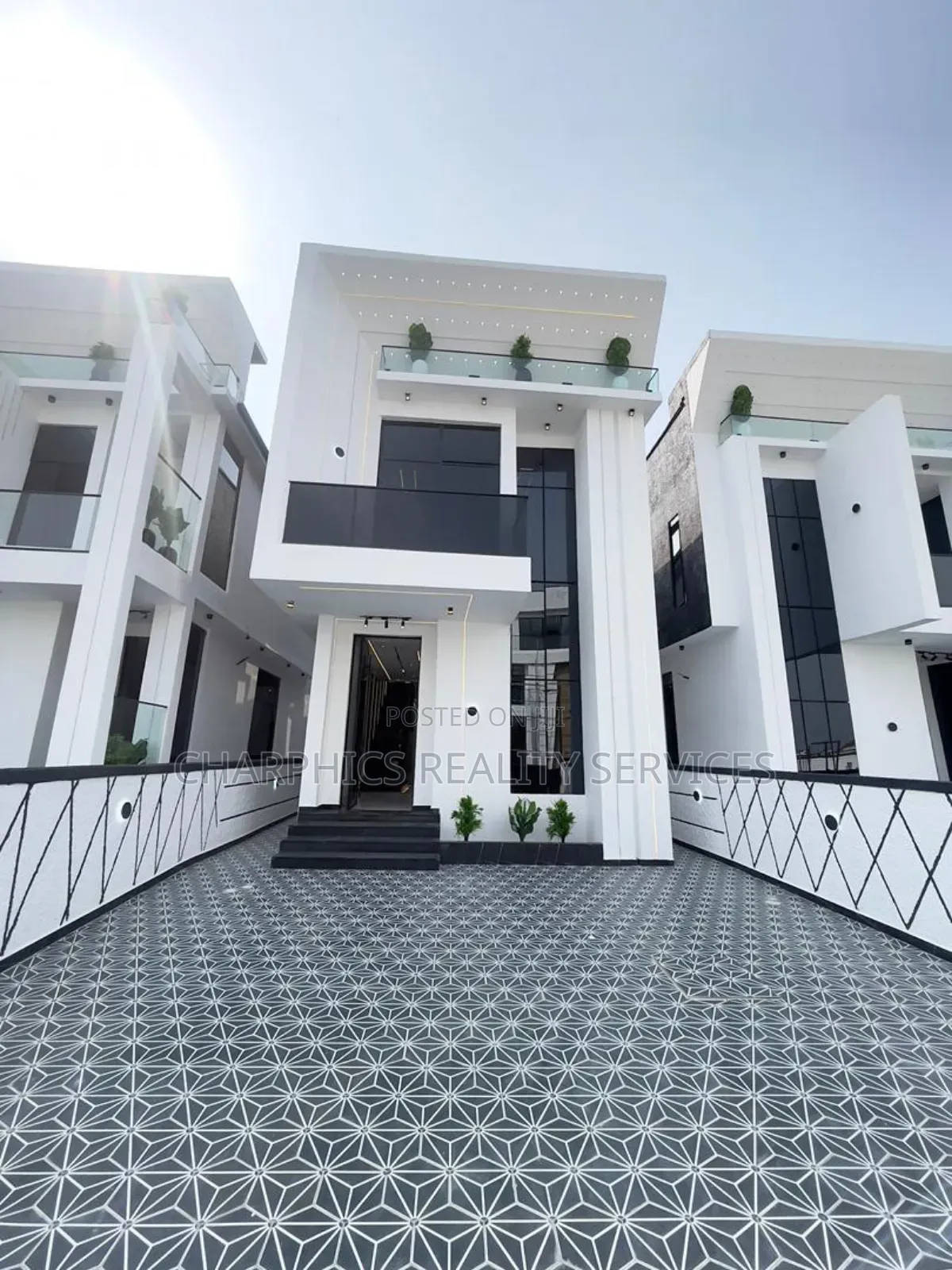 5bdrm Duplex in Chevron for sale in Chevron