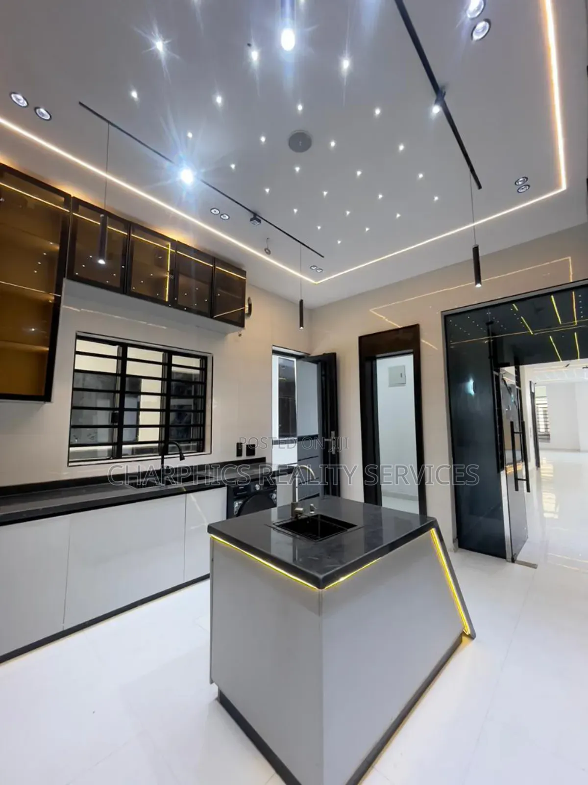 5bdrm Duplex in Chevron for sale in Chevron