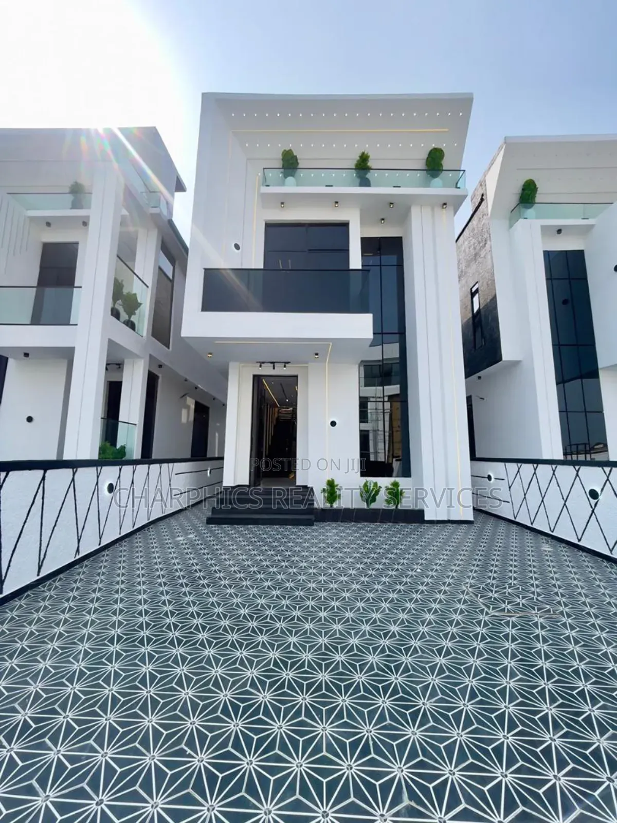 5bdrm Duplex in Chevron for sale in Chevron
