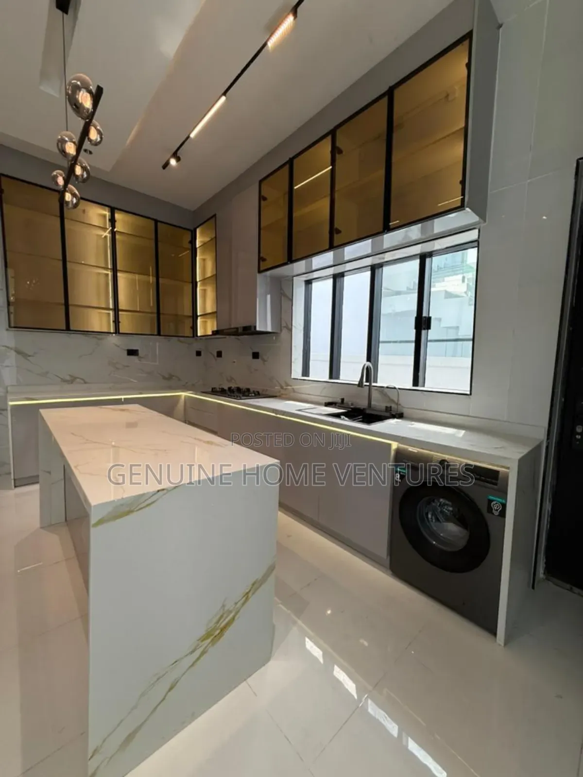 5bdrm Duplex in Chevron for sale in Chevron