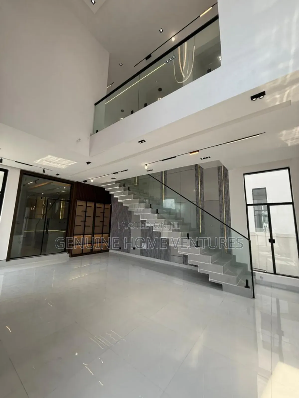 5bdrm Duplex in Chevron for sale in Chevron