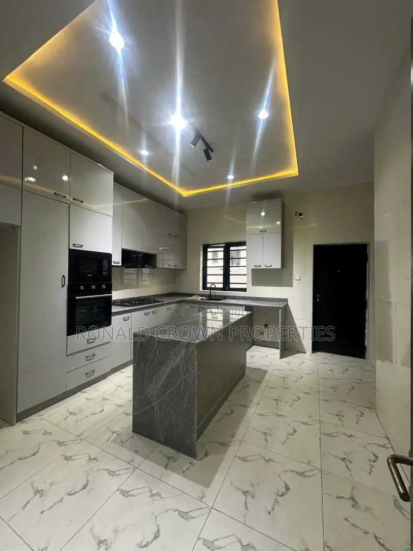 5bdrm Duplex in Ikota for sale in Ikota