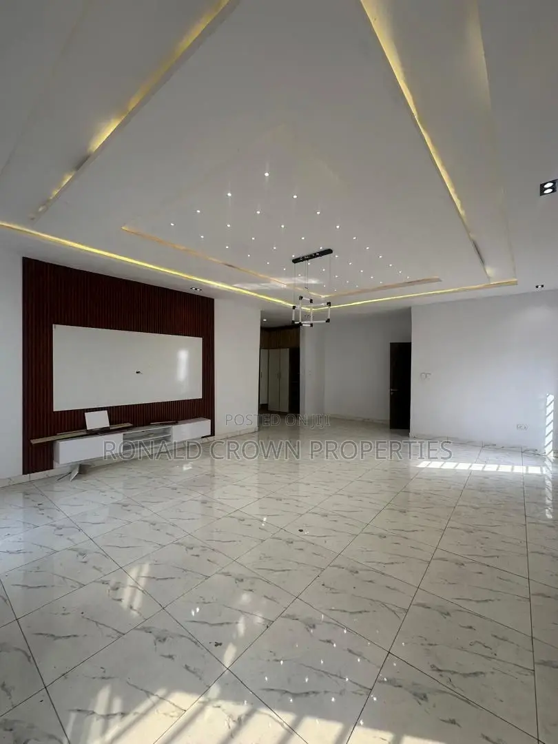 5bdrm Duplex in Ikota for sale in Ikota