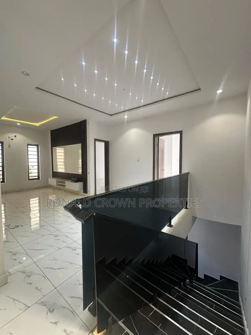 5bdrm Duplex in Ikota for sale in Ikota