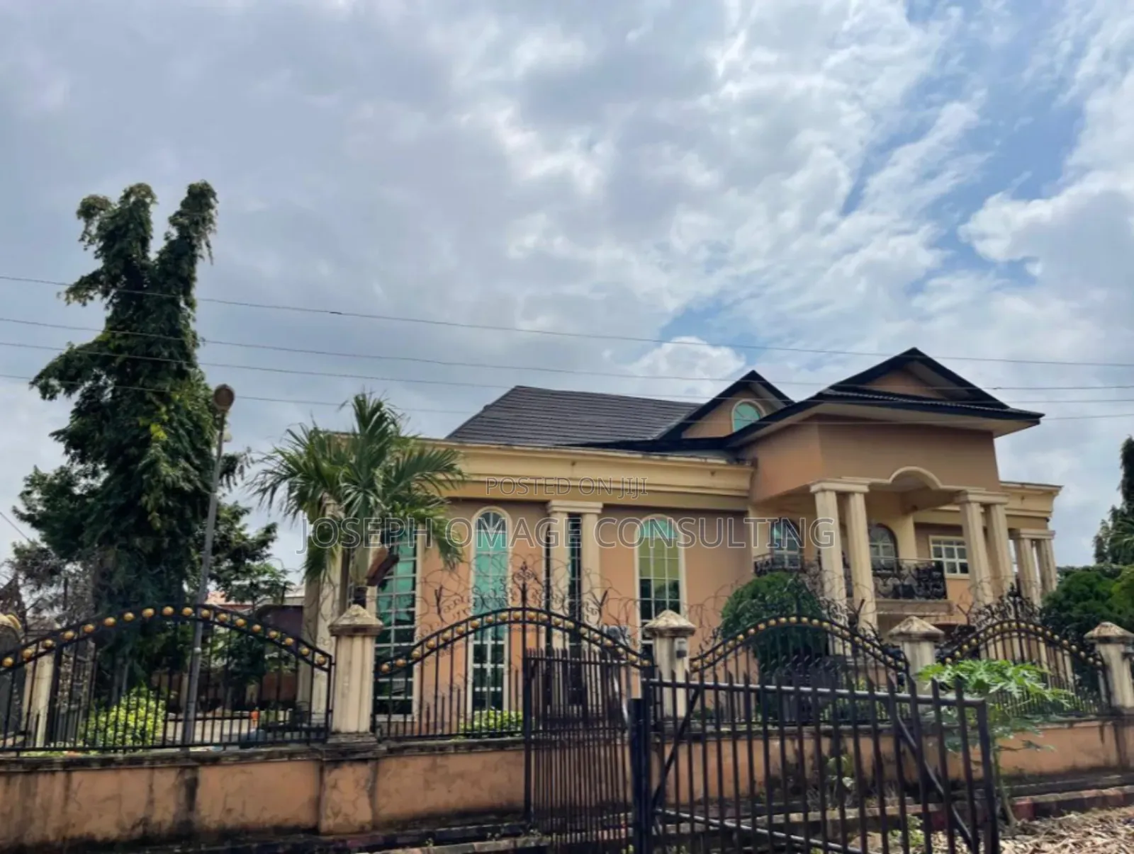 10bdrm Mansion in Gra Benin City for sale in Benin City