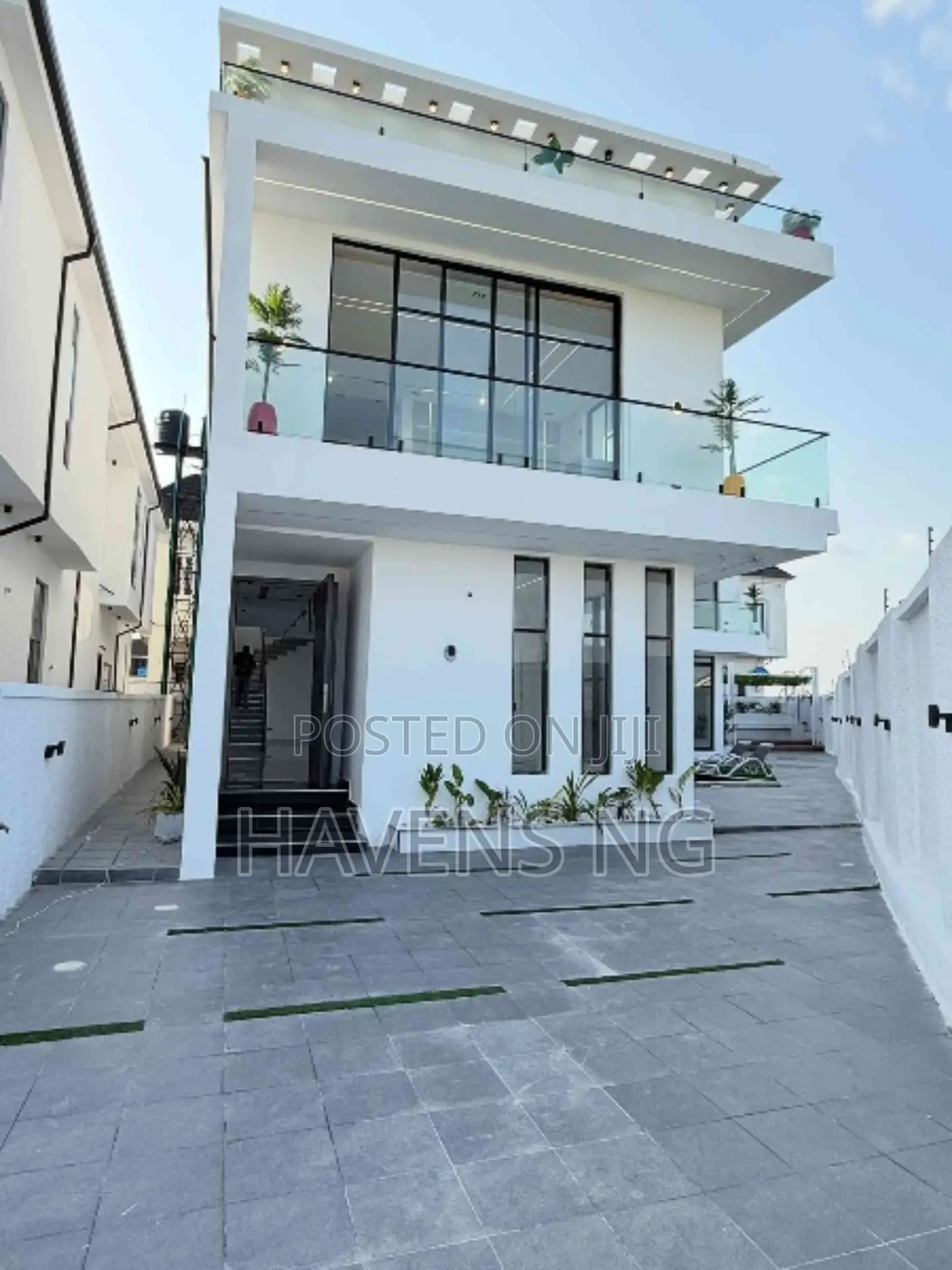 5bdrm Duplex in Chevron for sale in Chevron