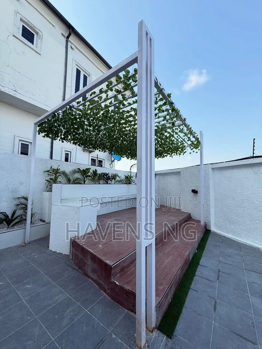 5bdrm Duplex in Chevron for sale in Chevron