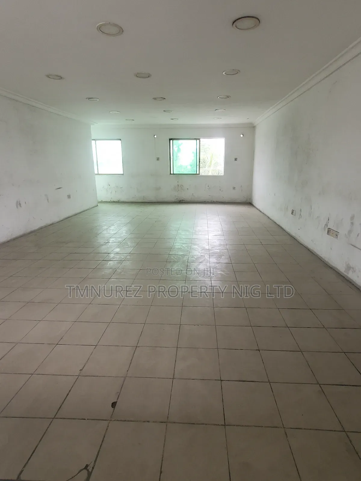 Shop Showroom for Rent at Ikota Faccing Outside in Ikota