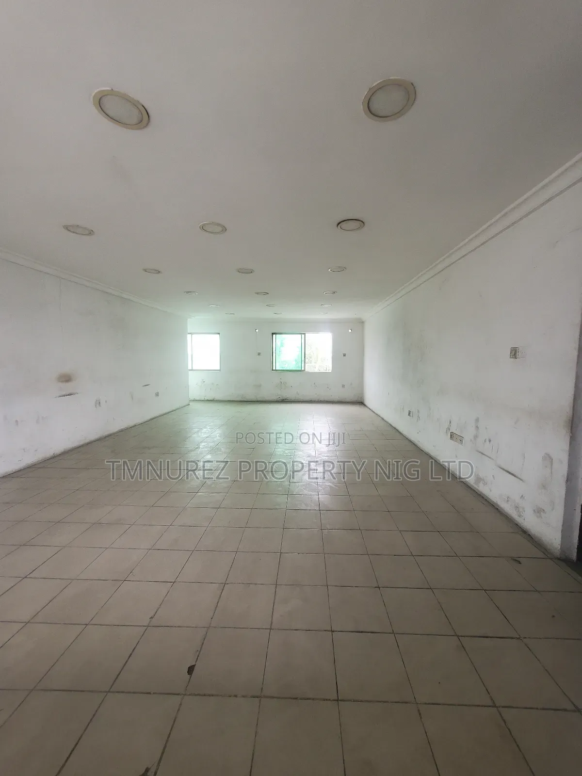 Shop Showroom for Rent at Ikota Faccing Outside in Ikota