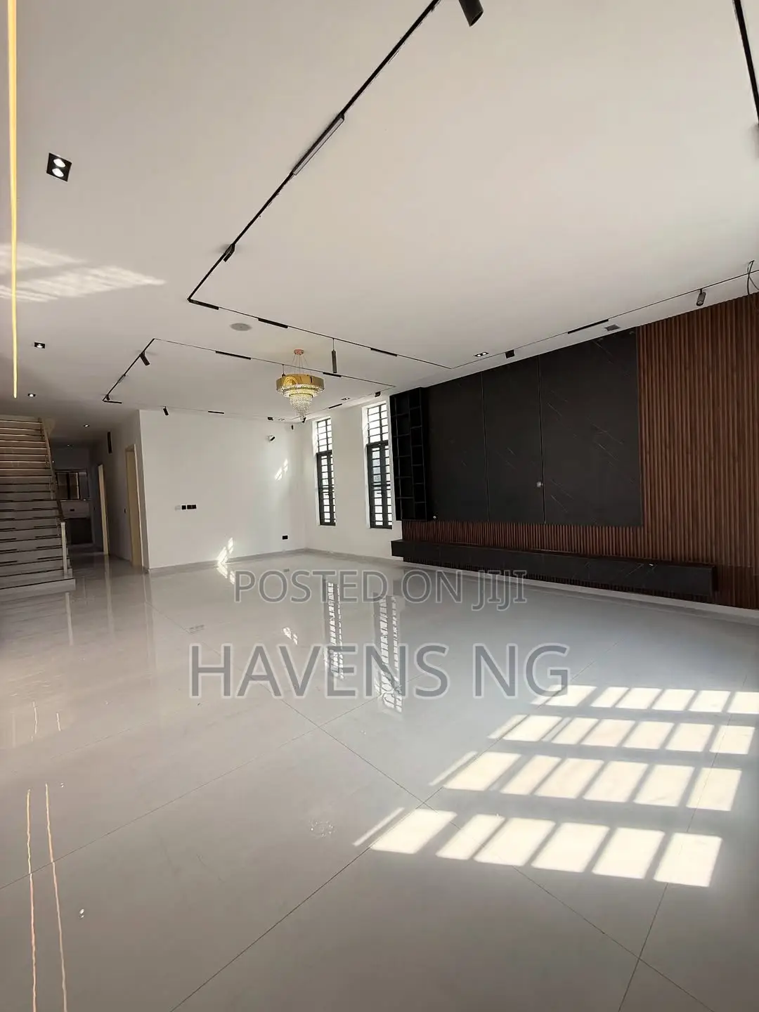 6bdrm Duplex in Chevron for sale in Chevron