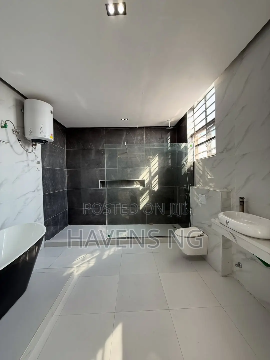 6bdrm Duplex in Chevron for sale in Chevron