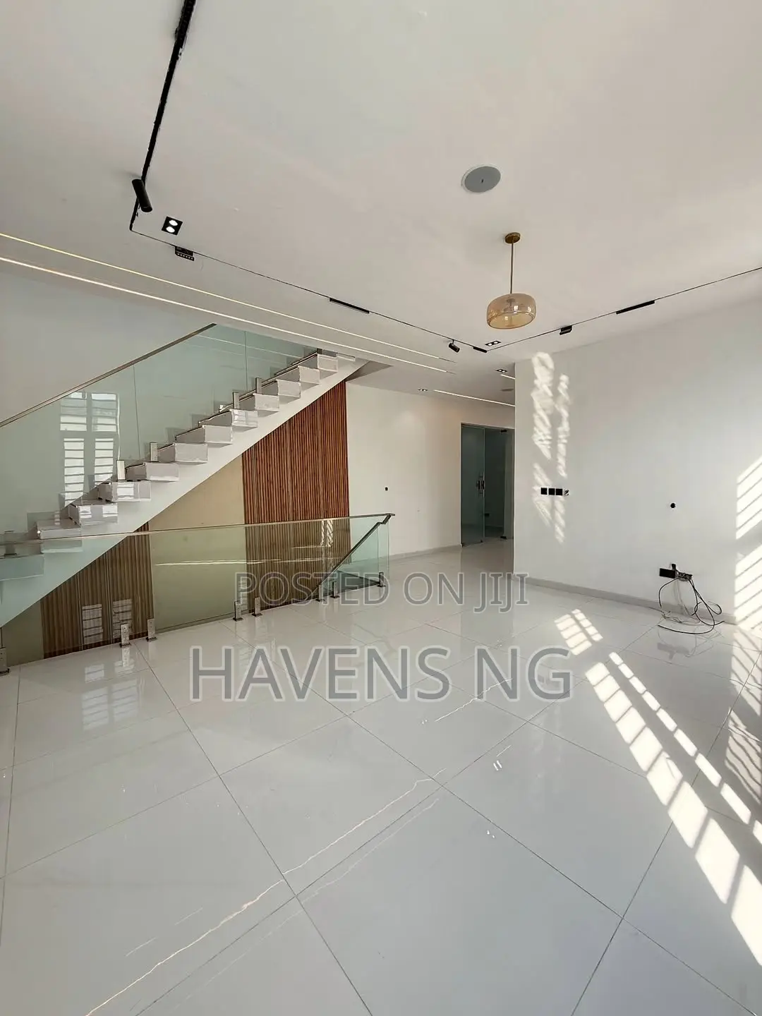 6bdrm Duplex in Chevron for sale in Chevron