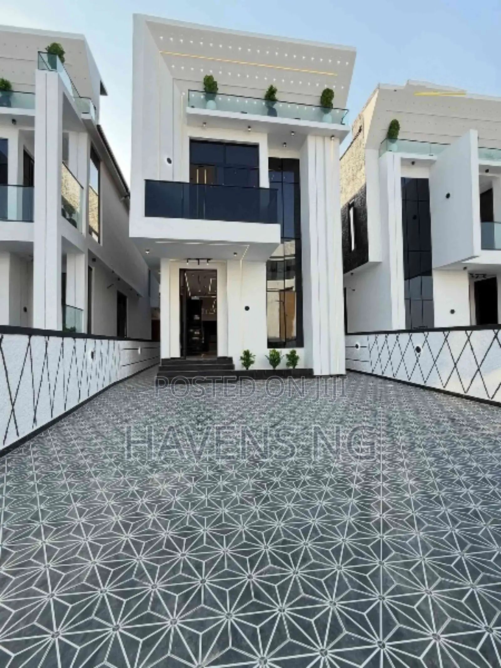 5bdrm Duplex in Chevron for sale in Chevron