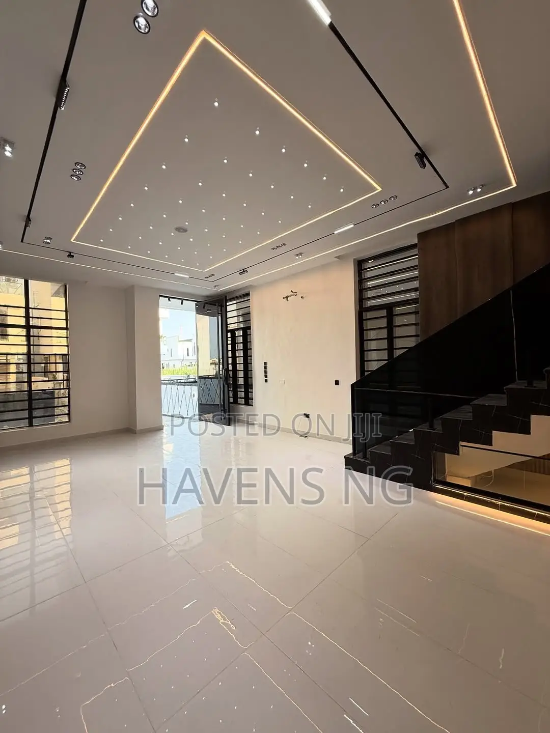 5bdrm Duplex in Chevron for sale in Chevron
