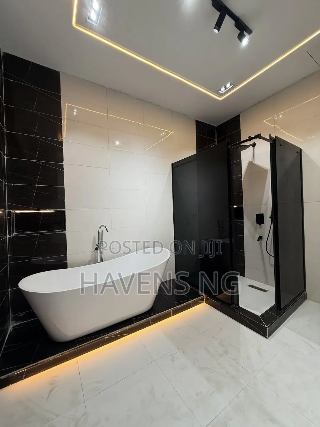 5bdrm Duplex in Chevron for sale in Chevron