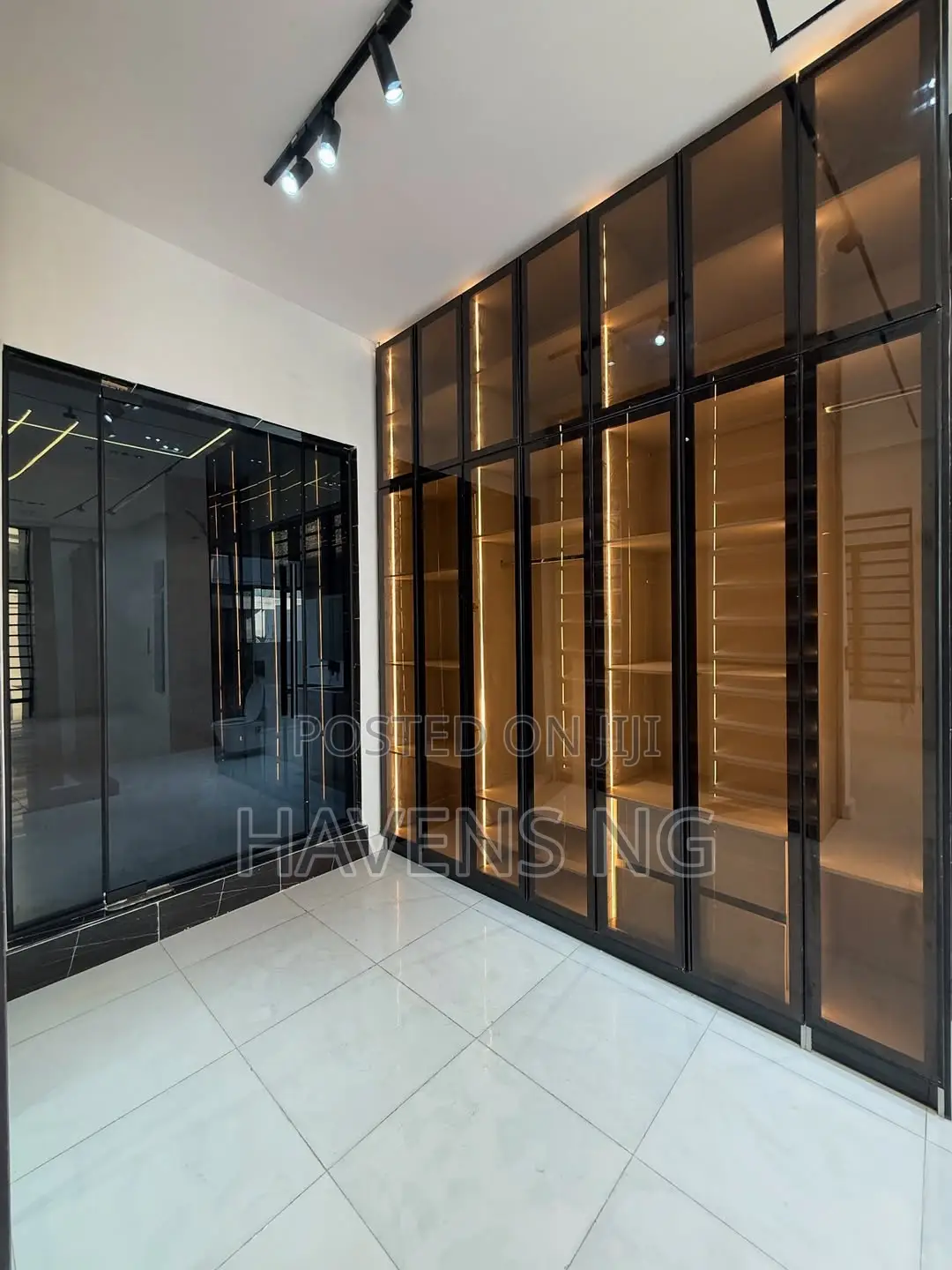 5bdrm Duplex in Chevron for sale in Chevron