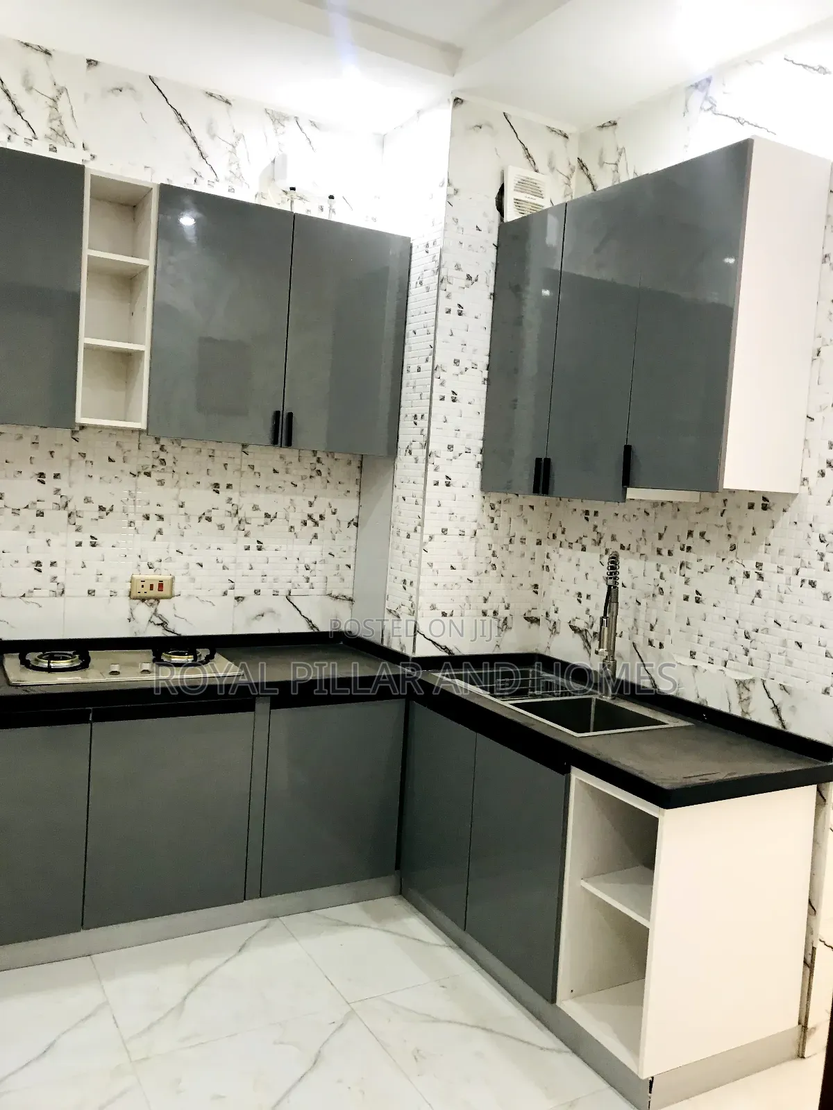 2bdrm Block of Flats in Kaura By Games for sale in Kaura