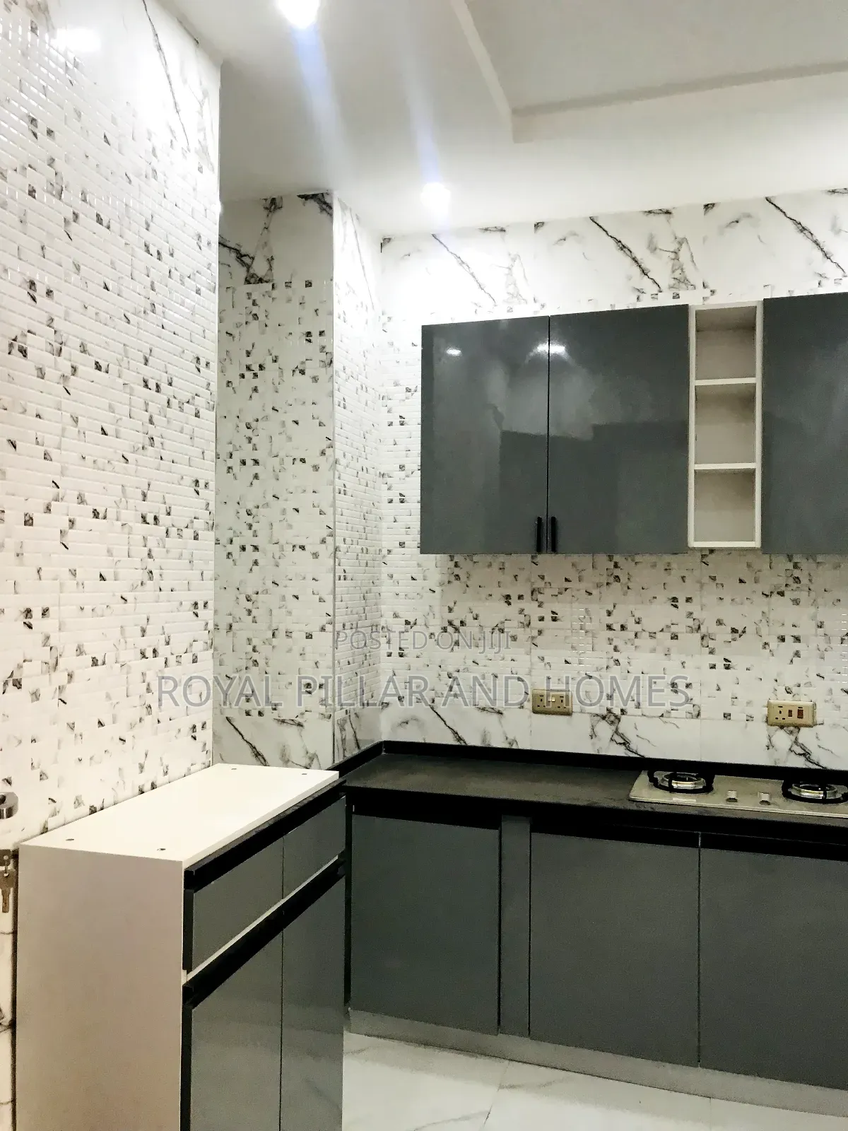2bdrm Block of Flats in Kaura By Games for sale in Kaura