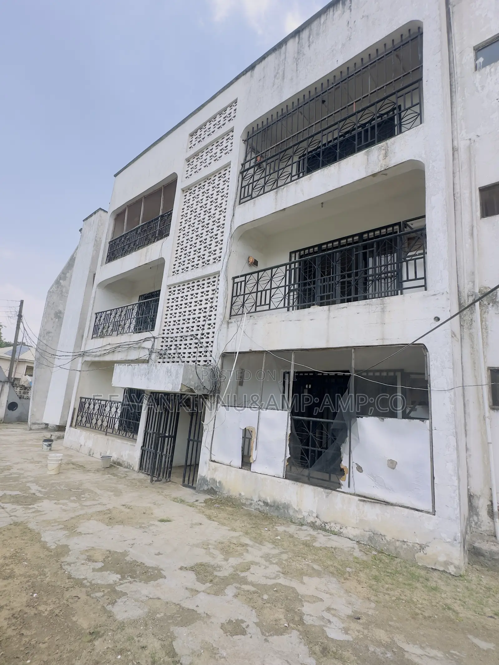 3bdrm Block of Flats in Zone 6 / Wuse for sale in Zone 6 / Wuse