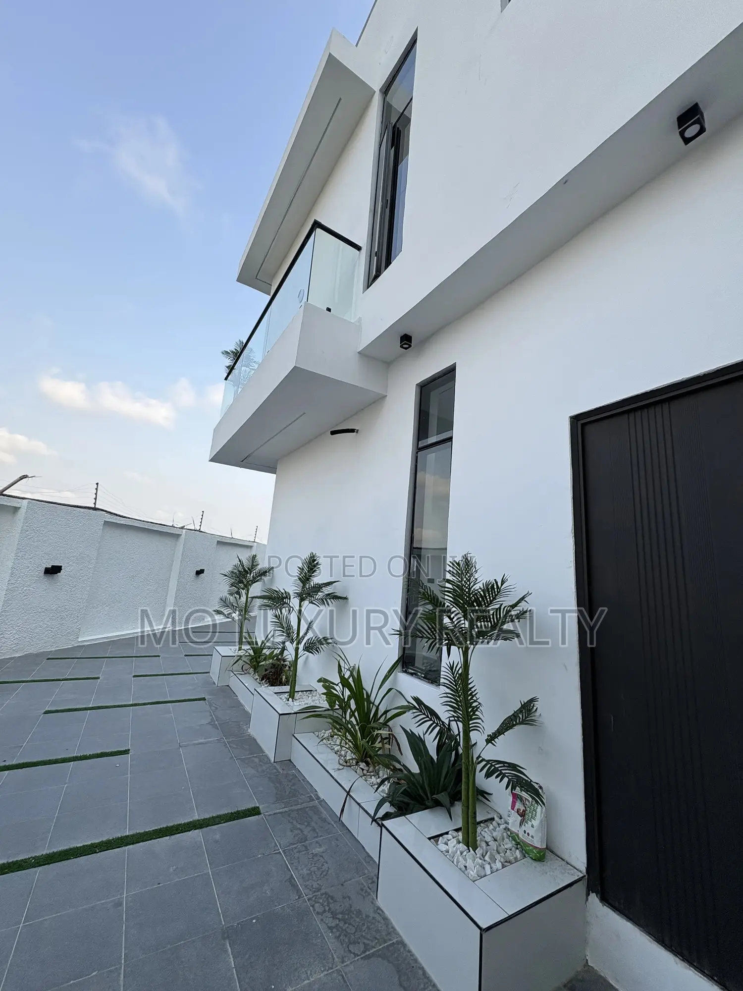 5bdrm Duplex in Chevron for sale in Chevron