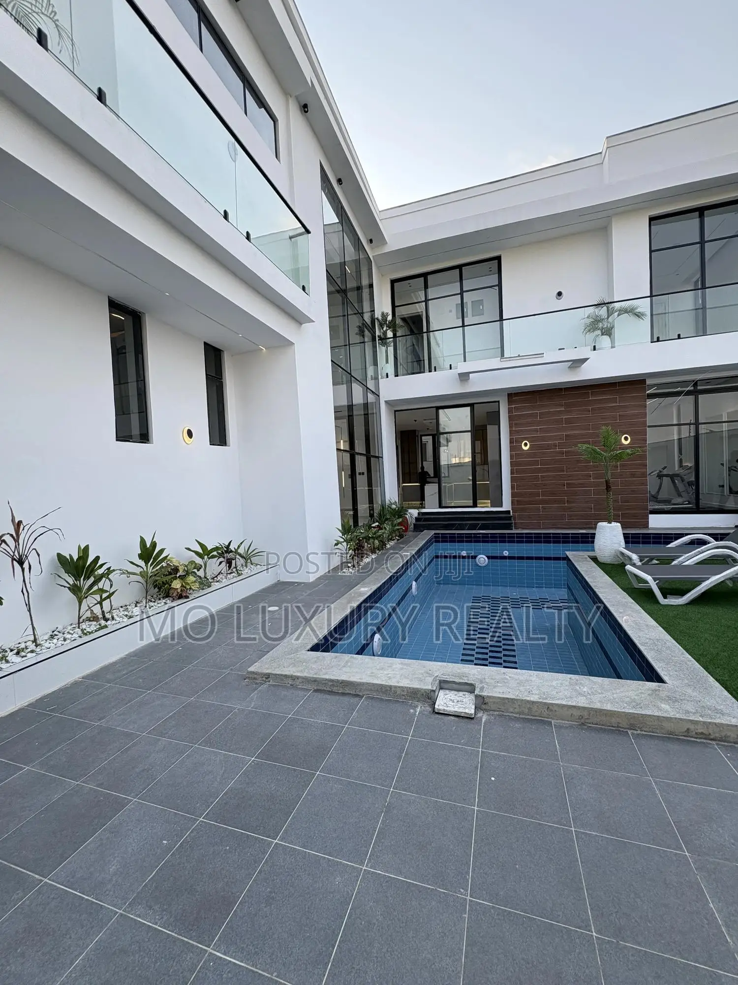 5bdrm Duplex in Chevron for sale in Chevron