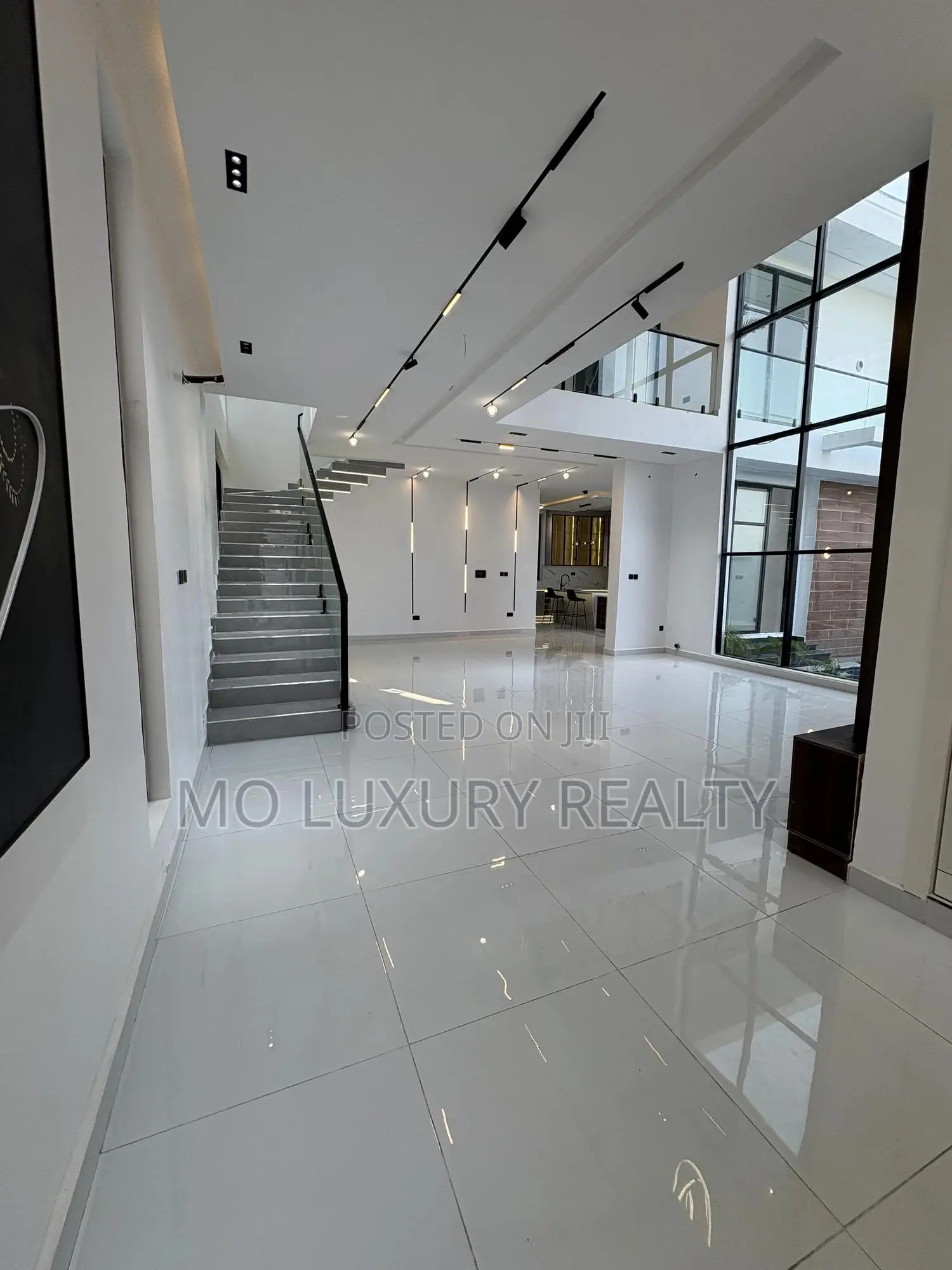 5bdrm Duplex in Chevron for sale in Chevron