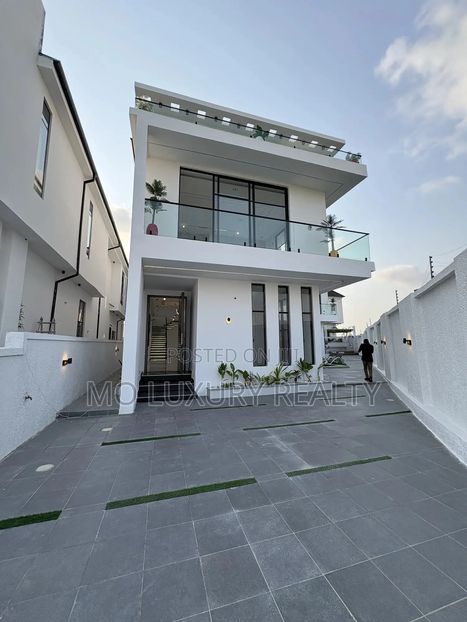 5bdrm Duplex in Chevron for sale in Chevron