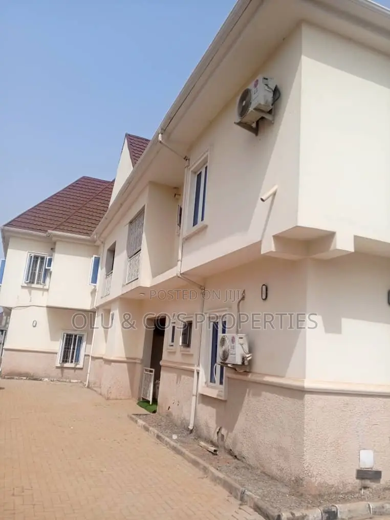 10bdrm Block of Flats in Apo Resettlement for sale in Apo District