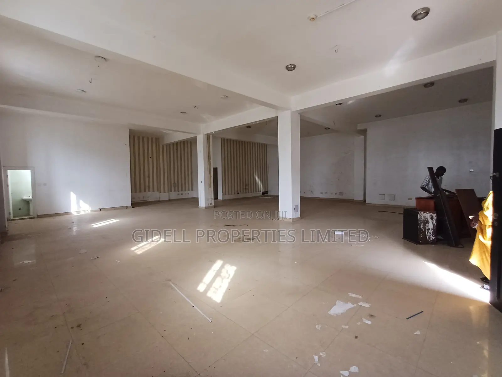 181sqm Space on the Ground Floor With Two Toilets in Mabushi