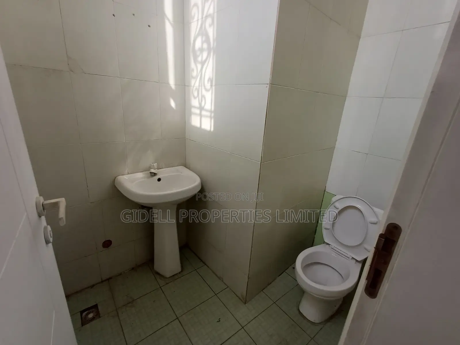 181sqm Space on the Ground Floor With Two Toilets in Mabushi