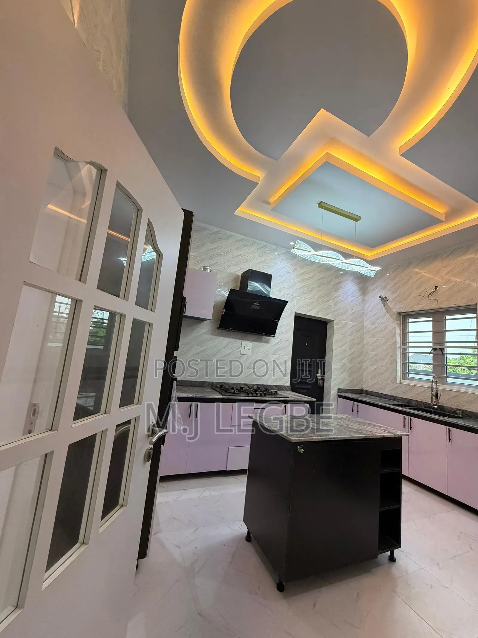 4bdrm Duplex in Thomas for sale in Thomas Estate