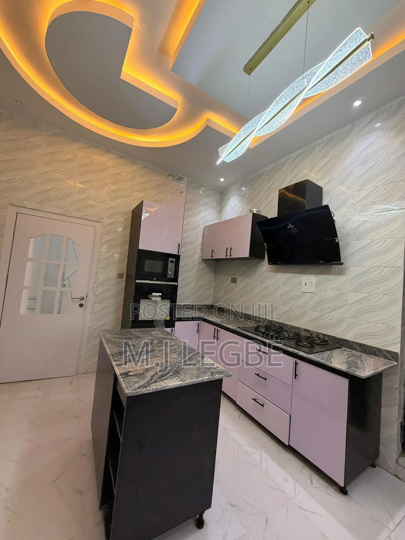 4bdrm Duplex in Thomas for sale in Thomas Estate