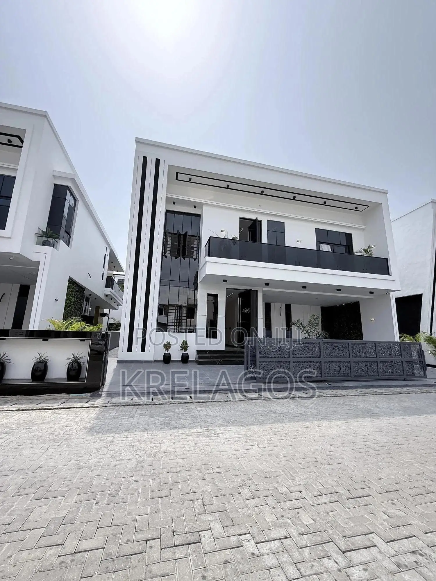 5bdrm Duplex in Chevron for sale in Chevron