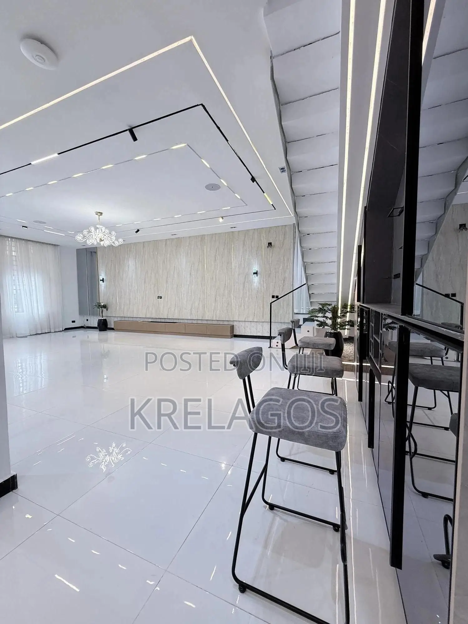 5bdrm Duplex in Chevron for sale in Chevron