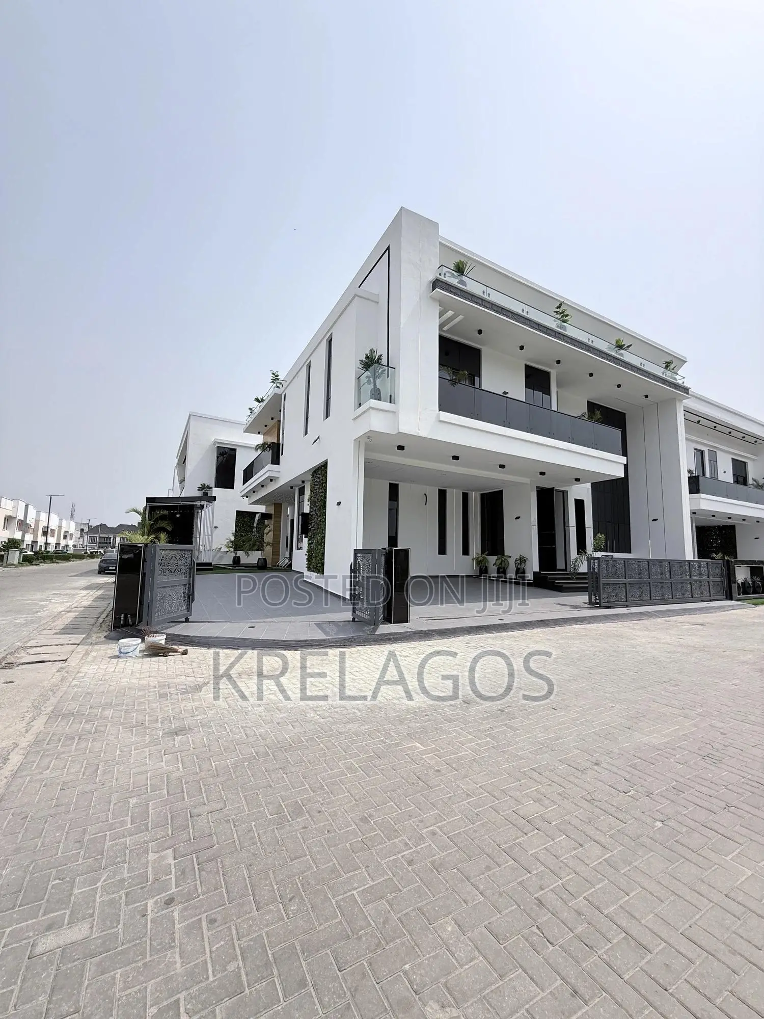 5bdrm Duplex in Chevron for sale in Chevron