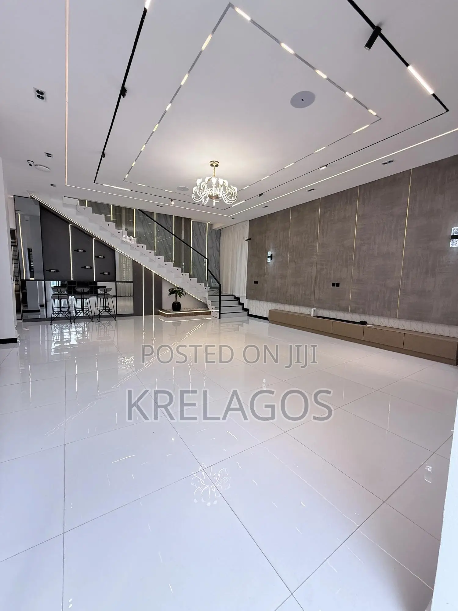 5bdrm Duplex in Chevron for sale in Chevron