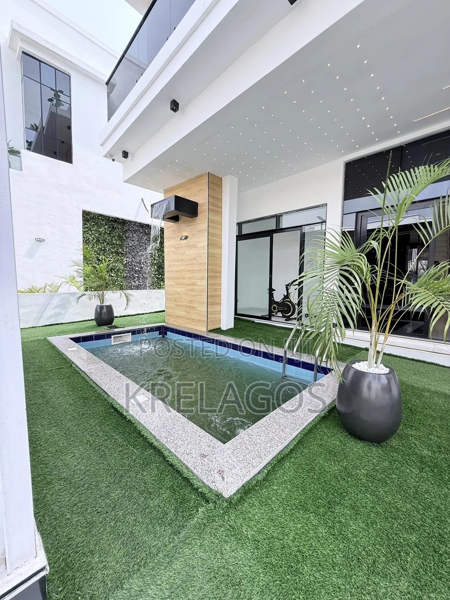 5bdrm Duplex in Chevron for sale in Chevron