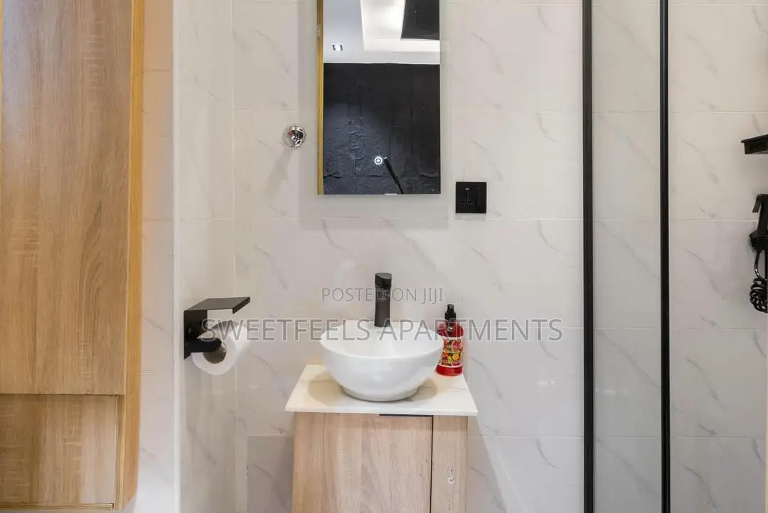 Alexa One Bedroom Apartment With Ps5 and Ceiling Mirror in Ologolo