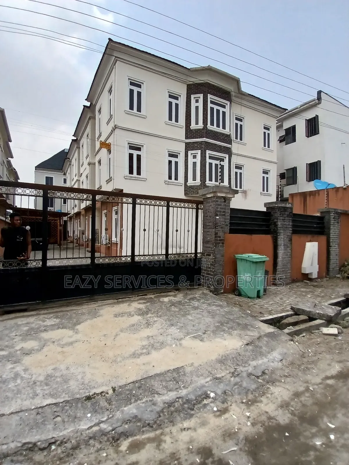 20bdrm House in Gated And Secured, Agungi for sale in Agungi