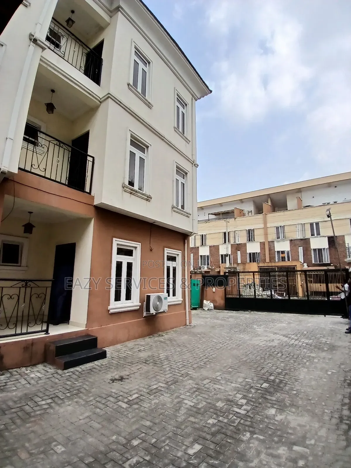 20bdrm House in Gated And Secured, Agungi for sale in Agungi